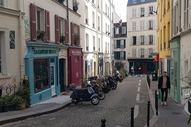 Montmartre Sacré Coeur and Moulin Rouge best shops and cafés - Sacré-Cœur and the Paris view