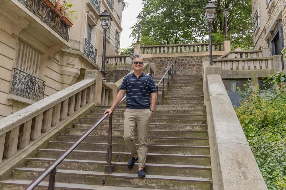 Montmartre Sacre Coeur area photoshoot by Paris photographer - The photographer and the private format