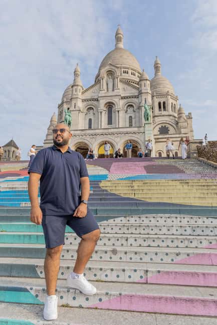 Montmartre Sacre Coeur area photoshoot by Paris photographer - Booking, cancellation, and timing advice