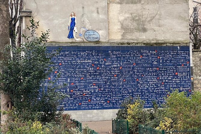 Montmartre Treasure Hunt — Fun and Cultural Investigation - Following the story toward Moulin Rouge