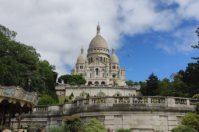 Montmartre Walking Guided Tour - Place du Tertre: artists in the square, and the point of it