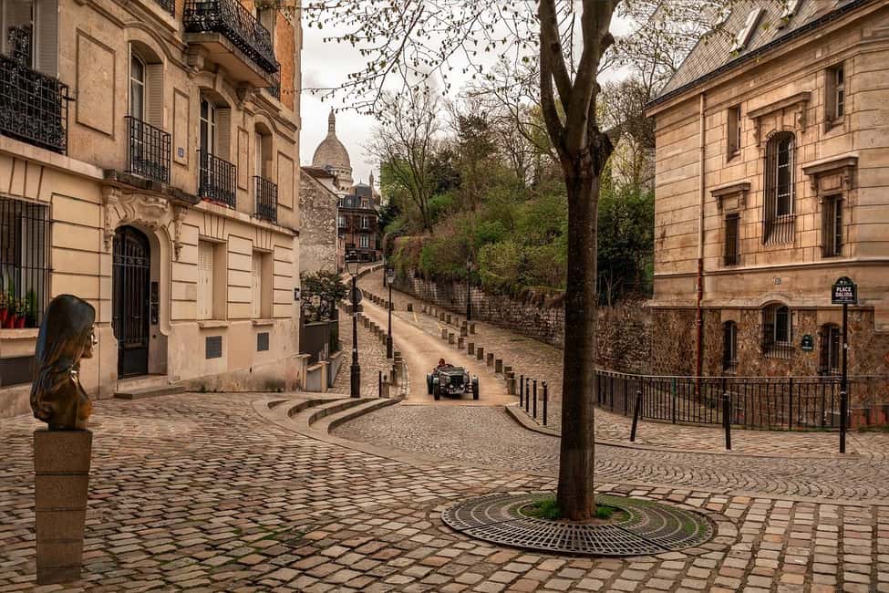 Montmartre Walking Tour with a Local Guide - Sacré-Cœur: the route, the basilica, and the finishing view