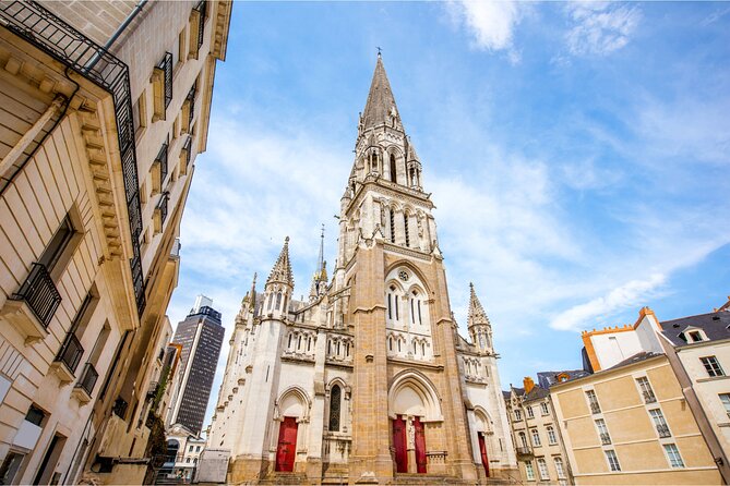 Nantes Scavenger Hunt and Highlights Self-Guided Tour - Language, group size, and accessibility