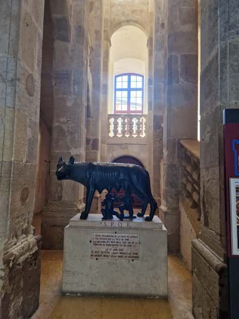 Narbonne: visit the Archbishops' Palace and Cathedral - Into the cloister: Saint-Juste and Saint-Pasteur Cathedral from the right angle