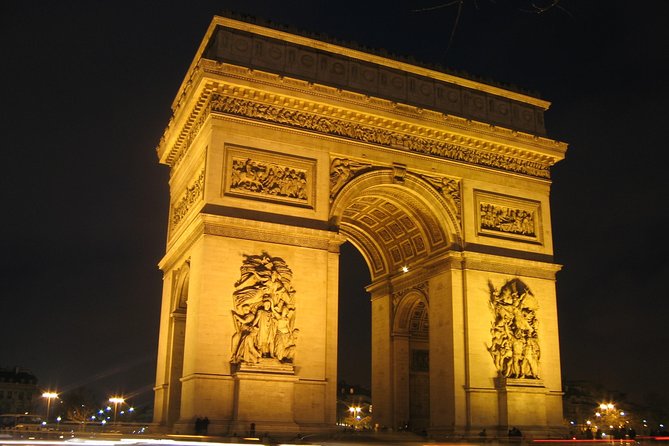 Night Paris / duration 2h - from 1 to 6 passengers - Moulin Rouge and the climb toward Montmartre