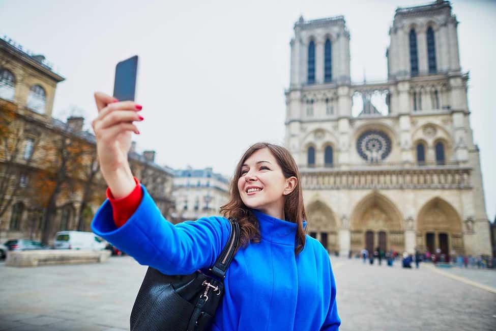 Notre Dame cathedral exterior tour & entrance with host - Starting at BOZ Souvenirs: the easy way to find your host