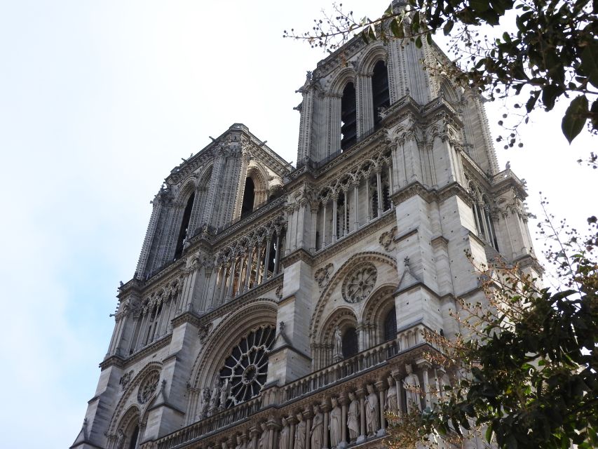 Notre Dame cathedral exterior tour & entrance with host - Entering with your host: why the no-talking rule helps