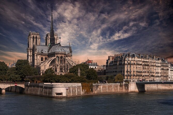 Notre Dame Guided Tour with Scheduled Group Access Option - Seine and Île de la Cité Walk: Pont Saint-Louis, Sainte-Chapelle, Flower Market