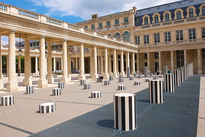 Notre Dame Outdoor and City Center of Paris with Local Guide - Île de la Cité Footpath: Cobblestones, Courtyards, and Easy Photo Angles