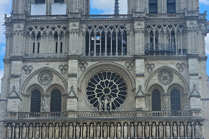 Notre Dame Outdoor Walking Tour and Entrance to Sainte Chapelle - Shakespeare and Company: a tiny stop that may be easy to miss