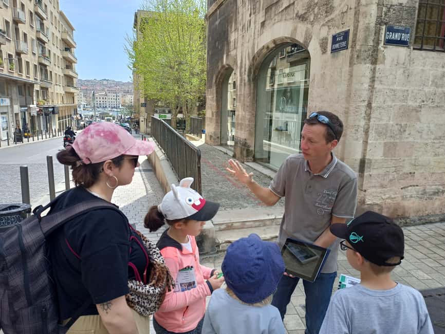 "Old Marseille" district tour and treasure hunt - Le Panier streets become your puzzle route