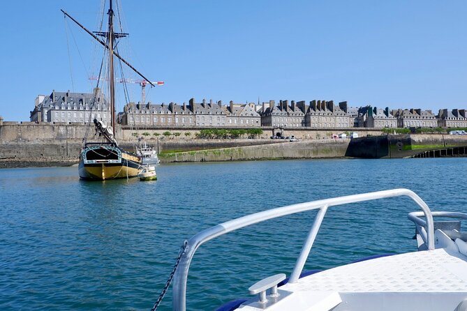 One hour boat trip with a local (Commented FR & EN) - A One-Hour Bay Loop That Makes Saint-Malo Make Sense