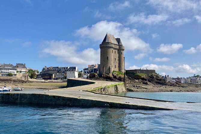 One hour boat trip with a local (Commented FR & EN) - Meet Marin Malouin and Get Comfortable on a Small Boat