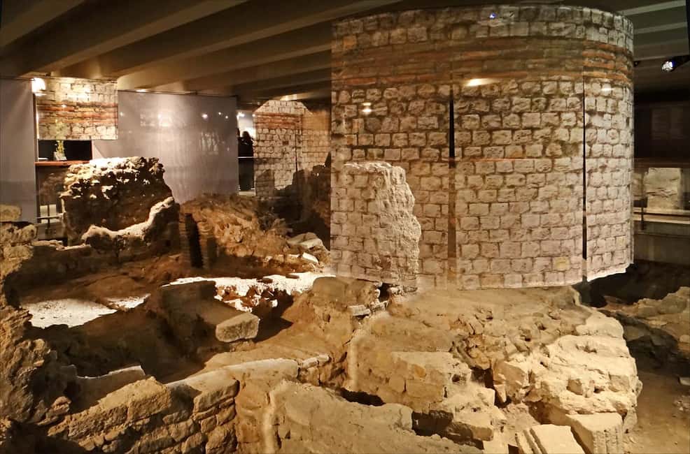Outside Notre-Dame & Île de la Cité Tour with Crypt Access - Inside Notre-Dame: a self-guided hour to take in 29 chapels and artworks