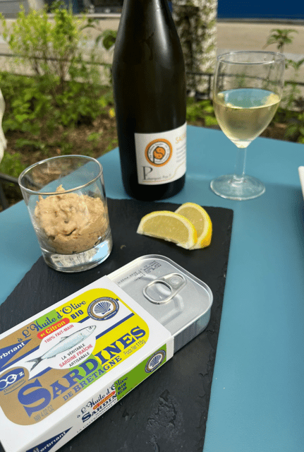 Oyster and white wine tasting in the heart of Montmartre - Starting with Saint Vaast n°2 oysters from Normandy
