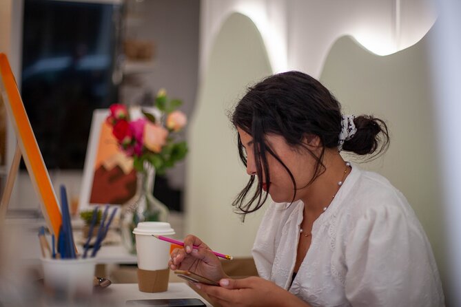 Painting Experience in an Art Café in Paris - What makes the setting memorable