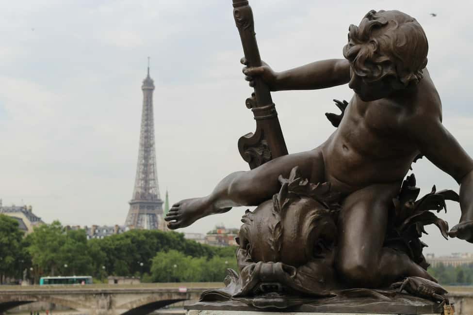 Pairs: The Opera to Hotel des Invalides Guided Walking Tour - Spanish guidance and practical comfort