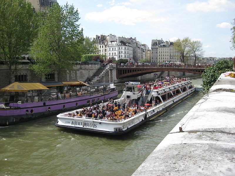 Paris: 1.5-Hour Segway Tour with River Cruise Ticket - Louvre area from the street: fast orientation near a major magnet