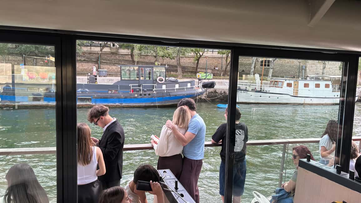 Paris: 1-Hour Seine Cruise departing from the Eiffel Tower - Getting your photos: top deck versus indoors, and how to choose on the fly