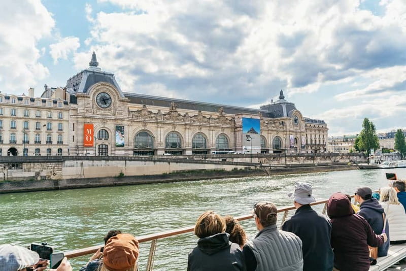 Paris: 1-Hour Seine Cruise departing from the Eiffel Tower - Hôtel de Ville and the Louvre Museum: why this hour feels like a guided tour