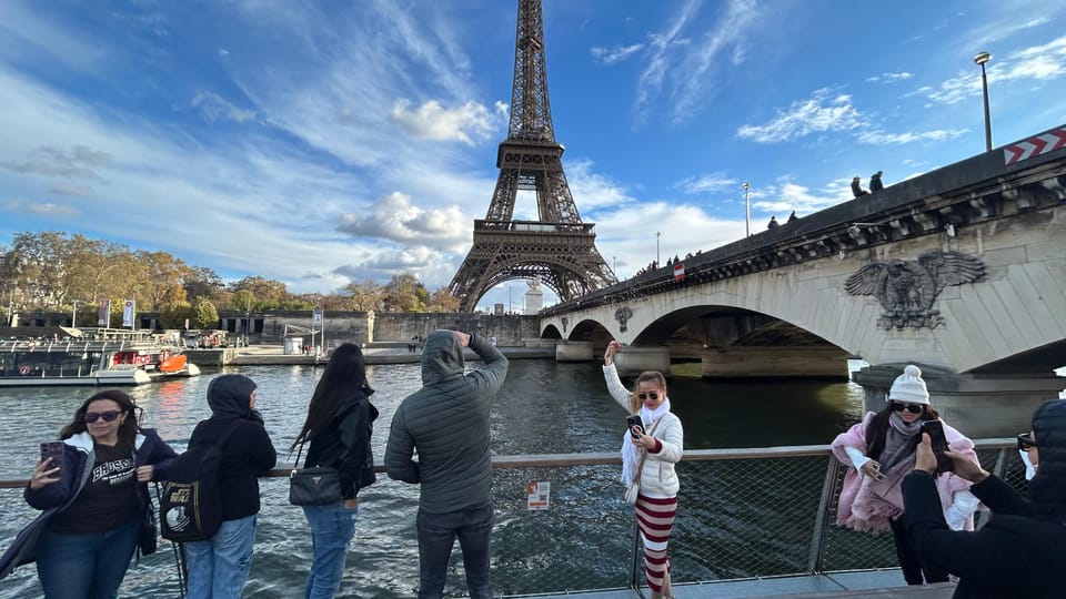 Paris: 1-Hour Sightseeing Cruise and 3-Course Bistro Dinner - Eiffel Tower Dinner at Bistro Parisien: The Setting That Changes the Mood