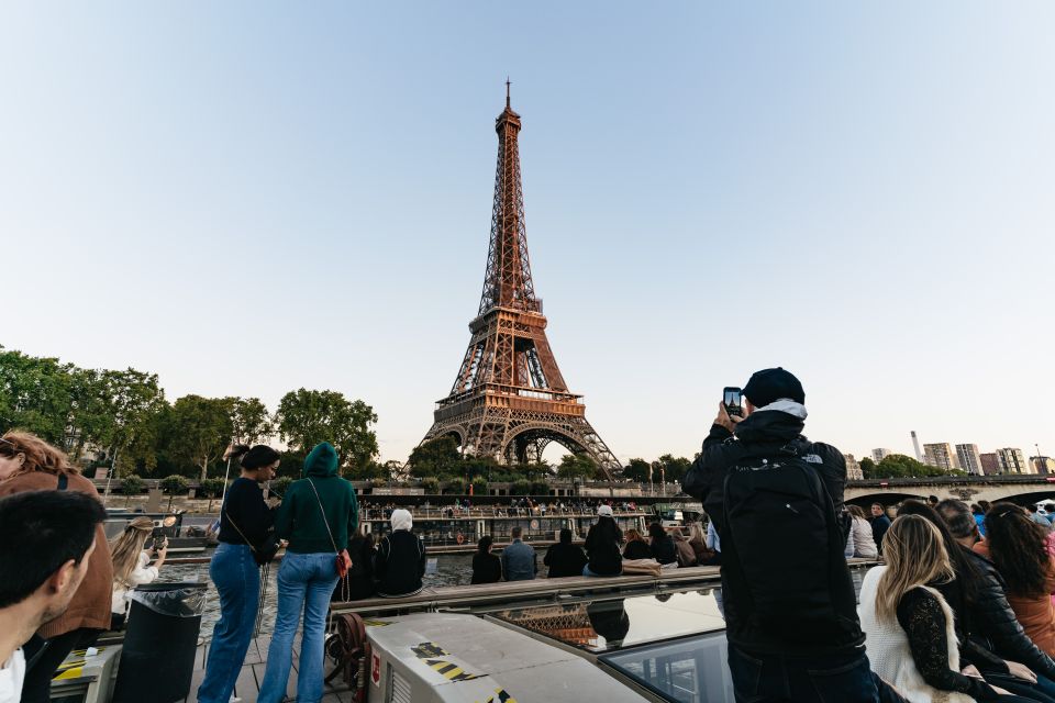 Paris: 1-Hour Sightseeing Cruise and 3-Course Bistro Dinner - On the Bateaux Parisiens Route: Landmark Stops You’ll Actually Recognize