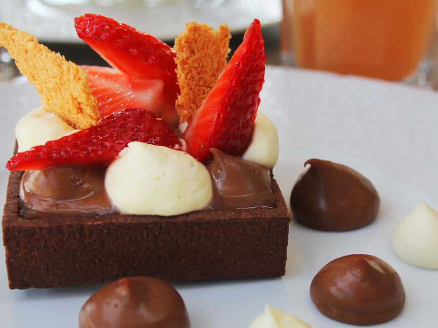 Paris: 1-Hour Sightseeing Cruise and 3-Course Bistro Dinner - Picking Your Order: Cruise First or Dinner First
