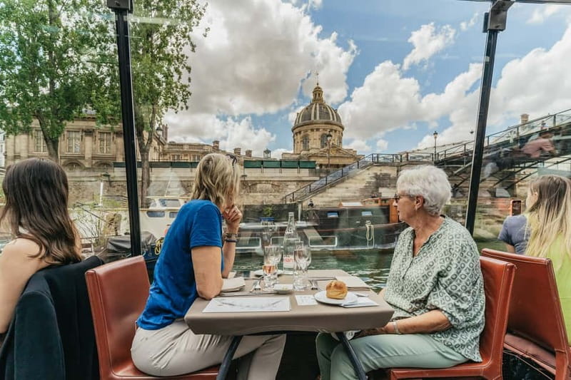 Paris: 2-Hour River Seine Lunch Cruise with 3-course-menu - Port de la Bourdonnais: the Eiffel Tower starts the show