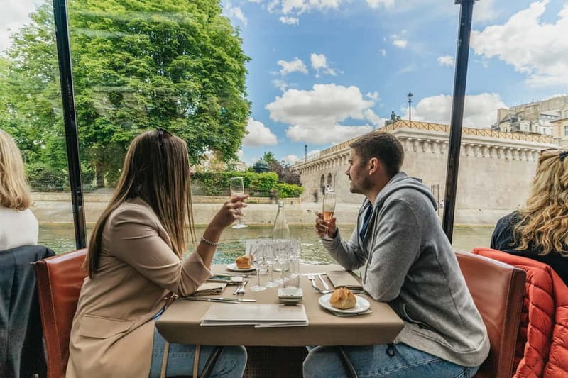 Paris: 2-Hour River Seine Lunch Cruise with 3-course-menu - Service and atmosphere: the part that makes lunch feel special
