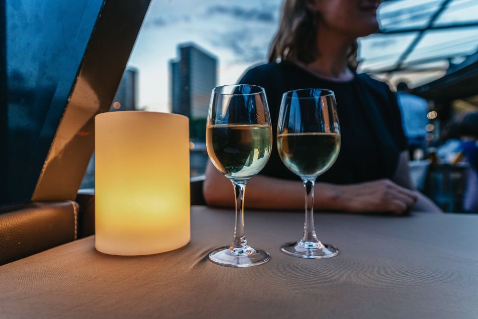 Paris: 3-Course-Dinner Cruise on the Seine with live music - Key things you’ll notice right away