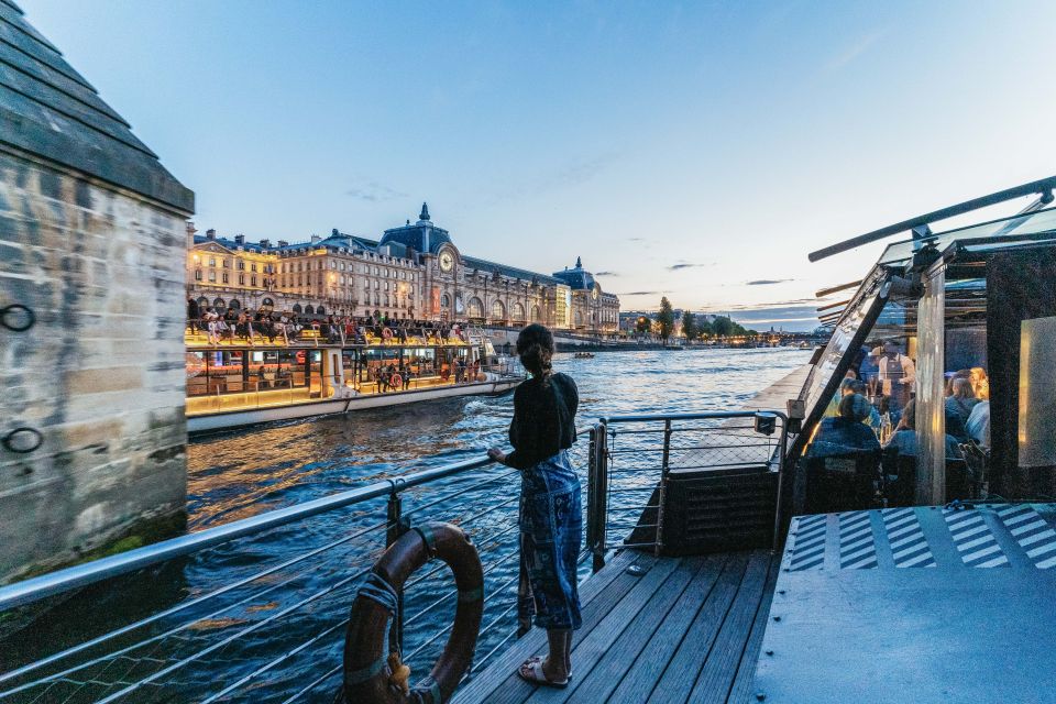 Paris: 3-Course-Dinner Cruise on the Seine with live music - Dinner that’s not one-size-fits-all: à-la-carte 3-course meal