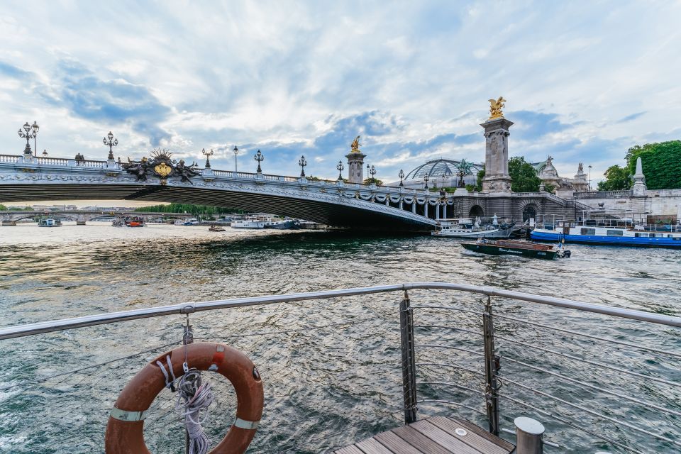 Paris: 3-Course-Dinner Cruise on the Seine with live music - The night route: what you’ll see, stop by stop, and what to notice