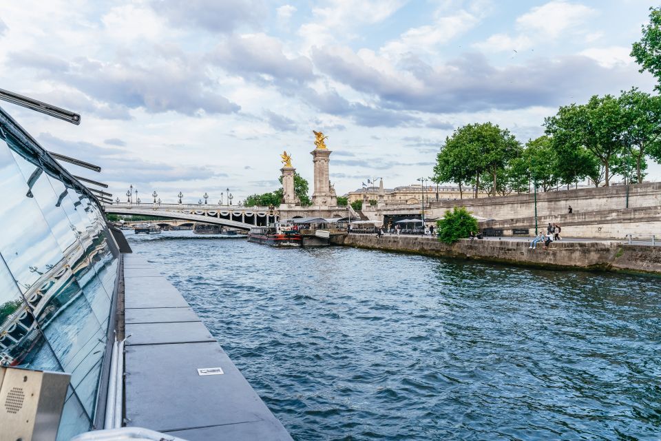 Paris: 3-Course-Dinner Cruise on the Seine with live music - Live entertainment: singer timing, mood, and how it works with sightseeing