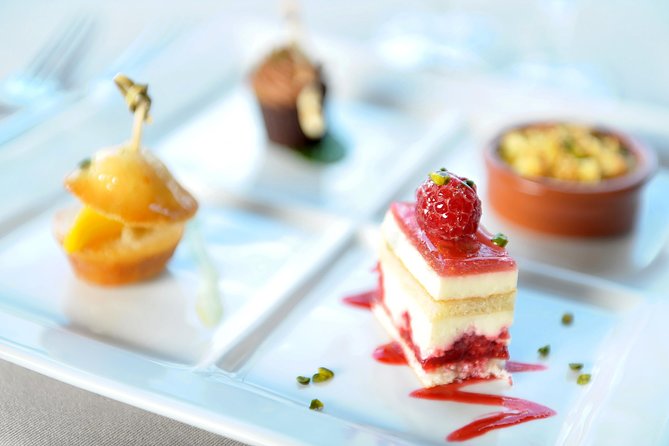 Paris 3-Course Gourmet Dinner and Sightseeing Seine River Cruise - The best stops for photos, and how to not ruin your moment