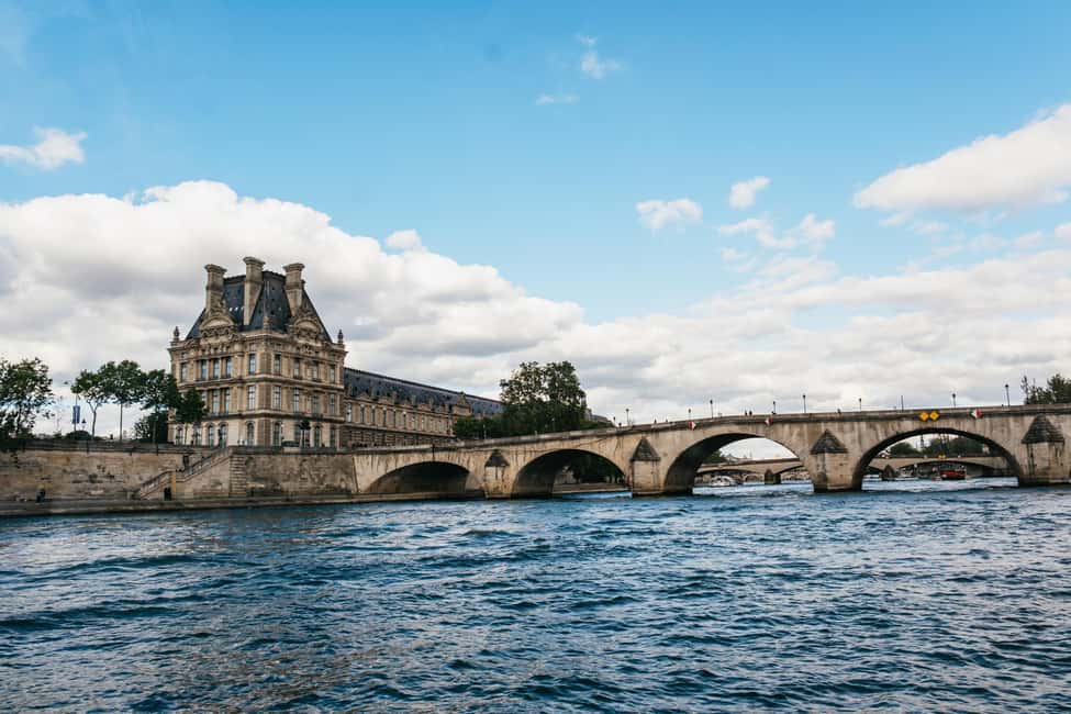 Paris : 3-Course Gourmet Dinner Cruise on Seine River - Live Singing and the Night Atmosphere: Paris Without the Planning