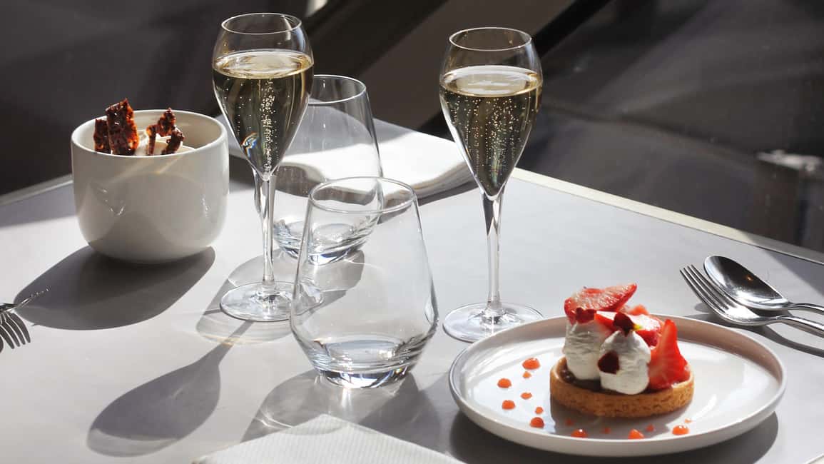 Paris: 3-Course Lunch at Eiffel Tower's Madame Brasserie - Inside the restaurant: a proper daytime brasserie feel