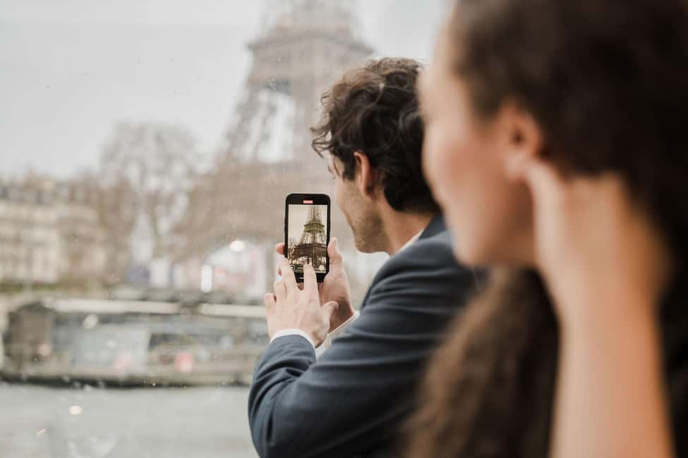 Paris: 4-Course Dinner Cruise on Seine River with Live Music - Drinks, photographer, and staff: what to expect and what costs extra