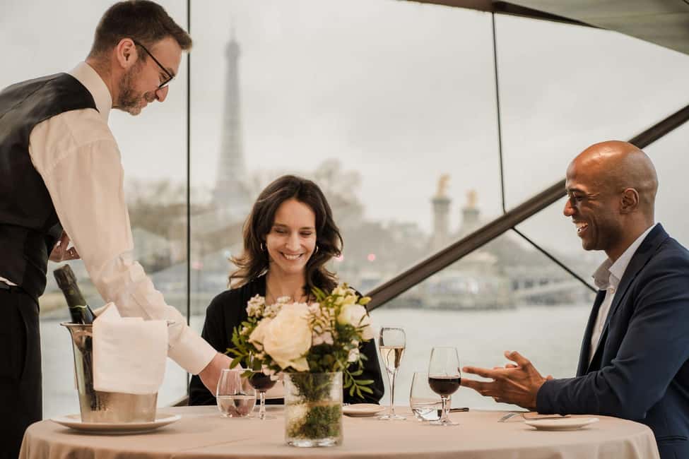 Paris: 4-Course Dinner Cruise on Seine River with Live Music - The meal you’re actually there for: how the 4 courses work at sea-level pace