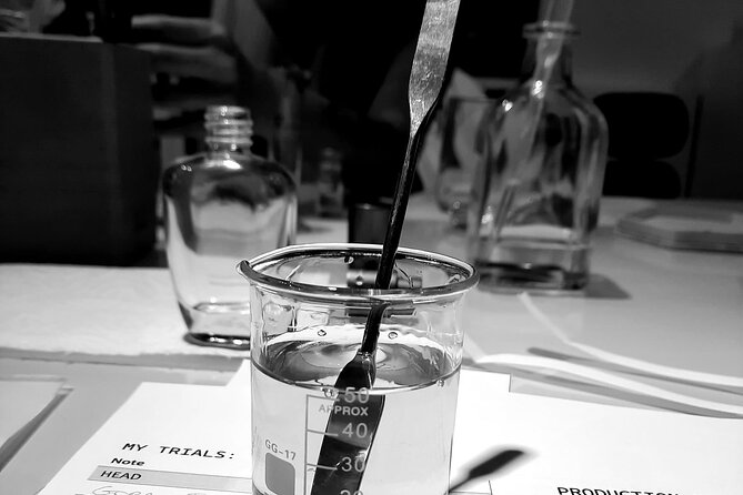 Paris 4 : Fragrance Creation Workshops - Vegan Perfumes - Making perfume in an Ile Saint-Louis art gallery