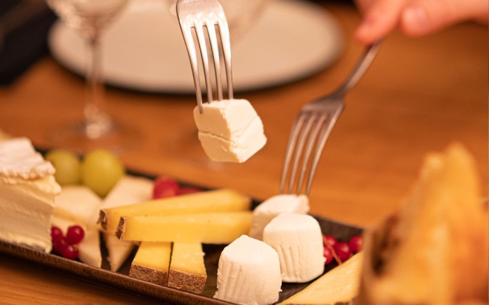 Paris: Apéro Wine and Cheese Tasting Experience - How the one-hour tasting unfolds