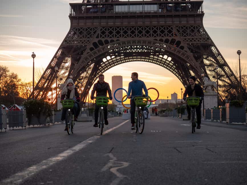 Paris before the crowds, bike tour & Breakfast - Louvre Pyramid Before the Photographer Swarm