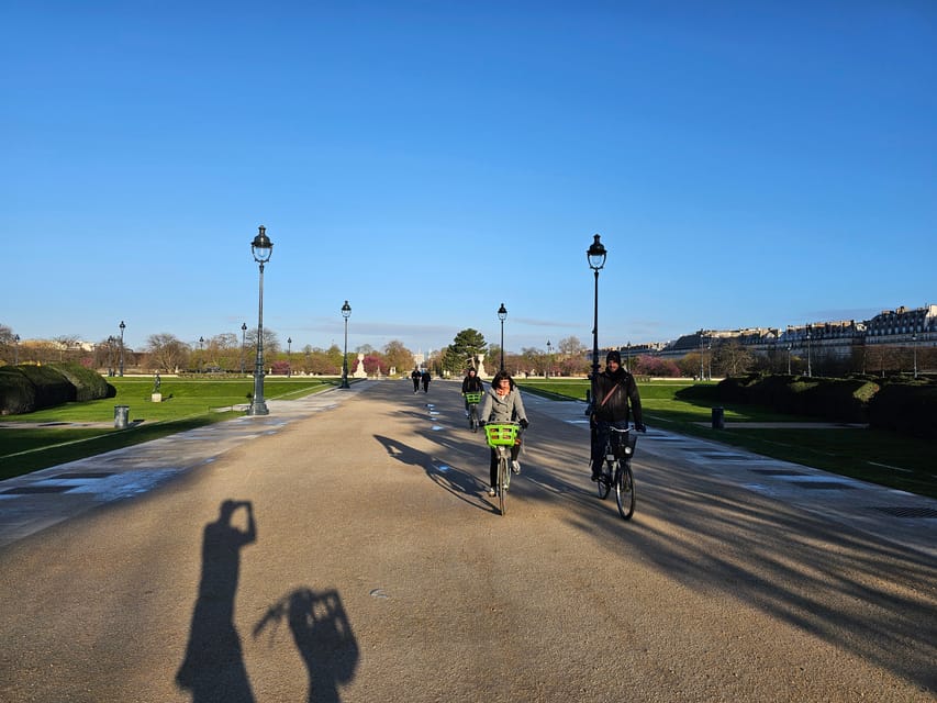 Paris before the crowds, bike tour & Breakfast - Alexander III Bridge: The Calm Photo Break
