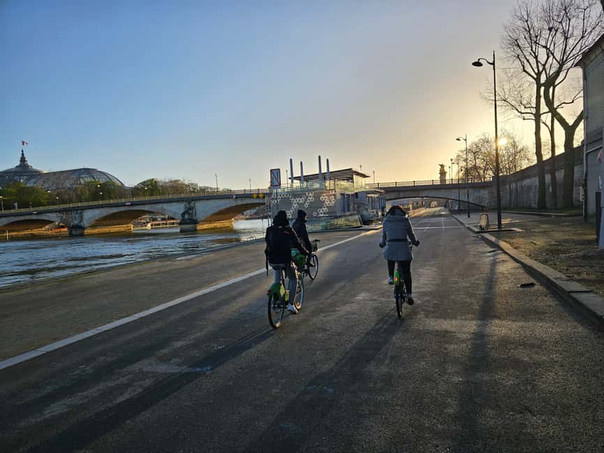 Paris before the crowds, bike tour & Breakfast - Breakfast Stop: Croissants, Coffee, and Mulled Wine Warmth