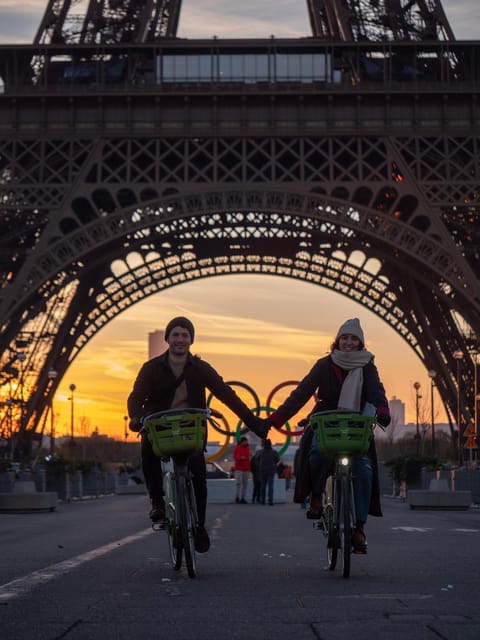 Paris before the crowds, bike tour & Breakfast - Small Group Size and Guide Power