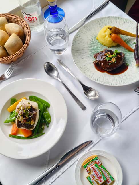 Paris : Bistronomic early dinner cruise - The 90-minute cruise rhythm: paced sightseeing with dinner built in