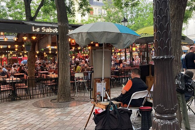Paris Bites & Stories : A Tasty City Adventure with a Local - The Wall of Love and a madeleine finish