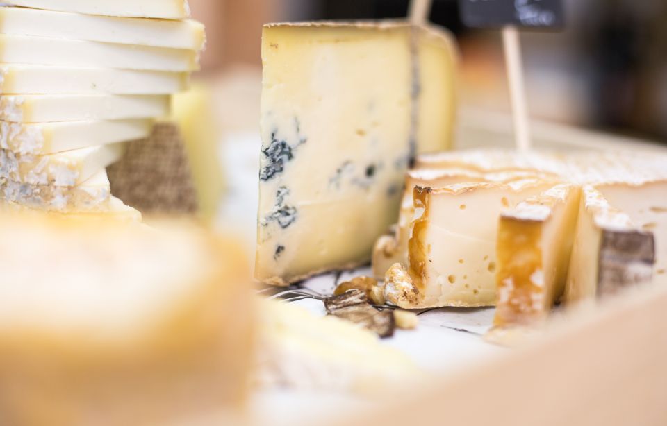 Paris: Cheese and Wine Class in a 17th Century Cellar - The hosts make the class feel personal