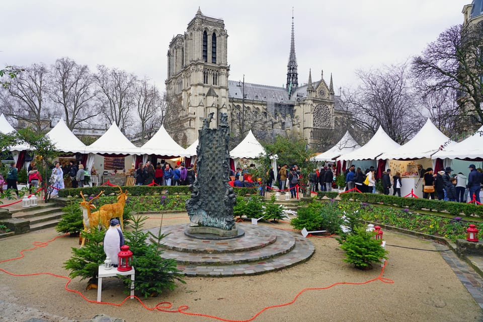 Paris: Christmas Market Guided at Notre Dame & Food Tasting - Walking the bouquinistes along the Seine