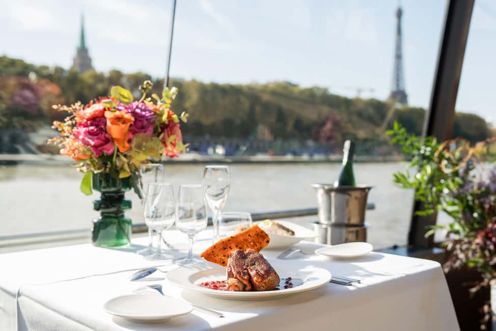 Paris : Christmas Special Lunch Cruise on the Seine River - Service, music, and the holiday mood