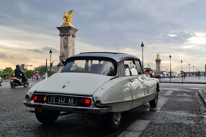 Paris City Tour 2h00 Citroën DS Vintage with Open Roof - Louvre Pyramid and the Outside-First Museum Moment